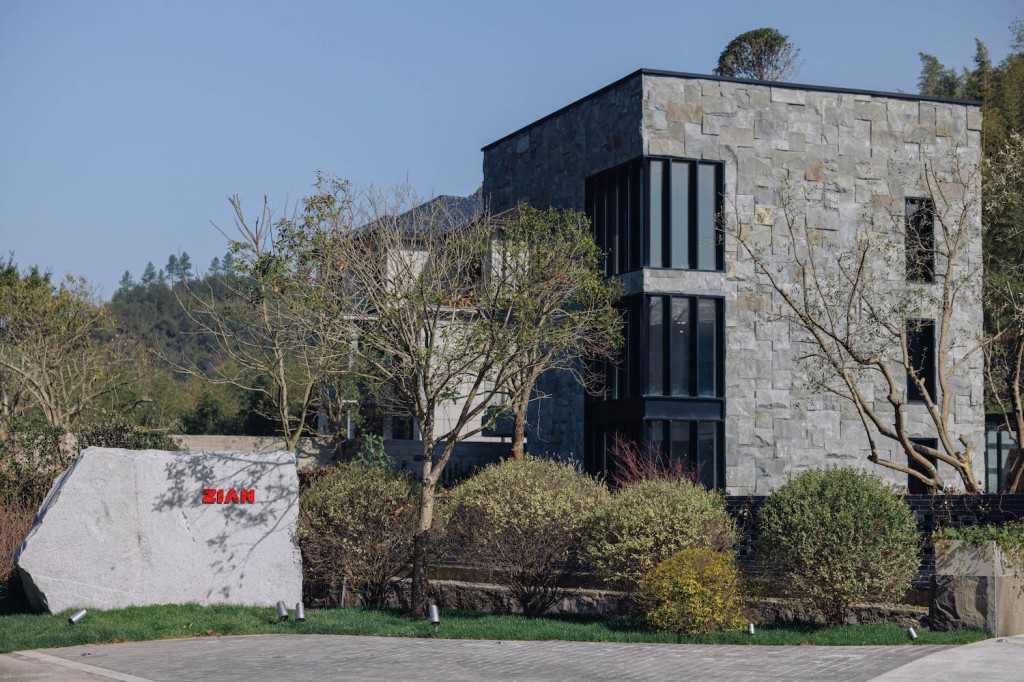 ZIAN Gallery, located in the Yuhang District of Hangzhou, with its main space rising in the garden beneath the sky and surrounded by grass and trees. Courtesy of ZIAN Gallery